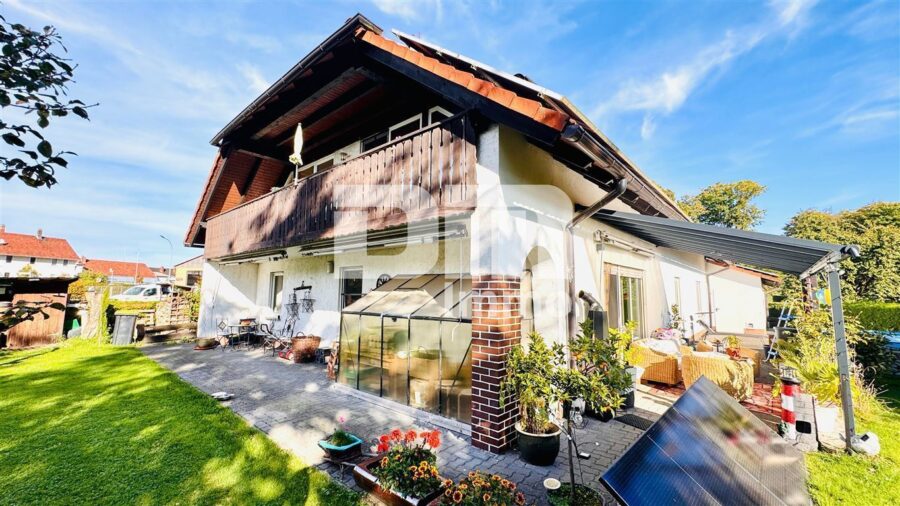 Modernes Ein-/Zweifamilienhaus mit PV Anlage und großer Doppelgarage auf herrlichem Anwesen - Rückansicht / Große Terrasse teilüberdacht